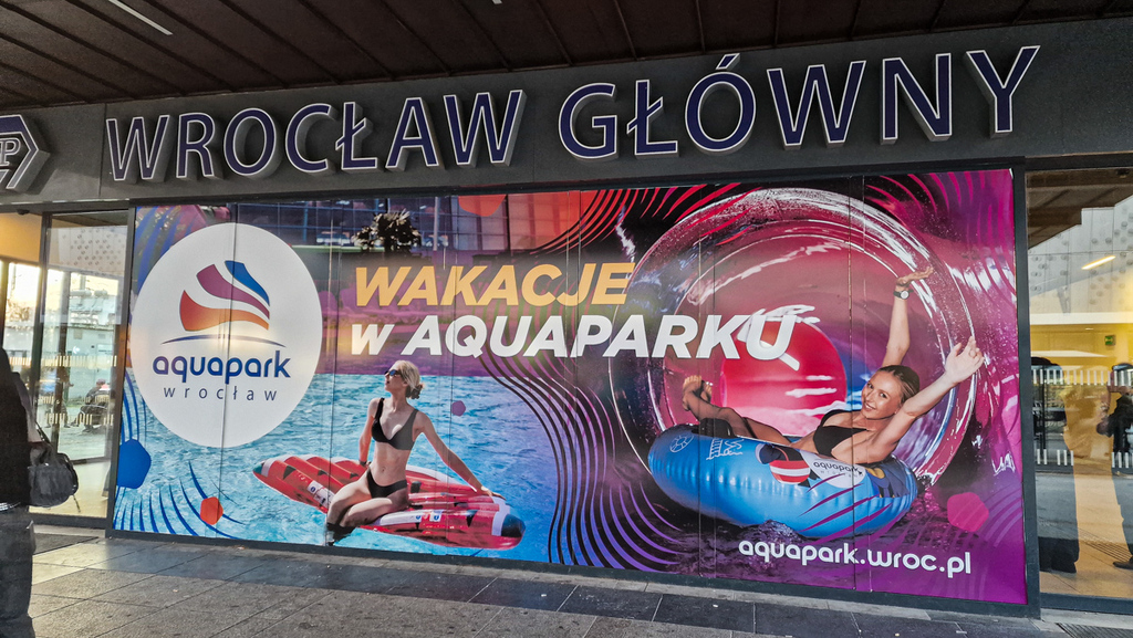 Reklama na Dworcu PKP Wrocław witryny