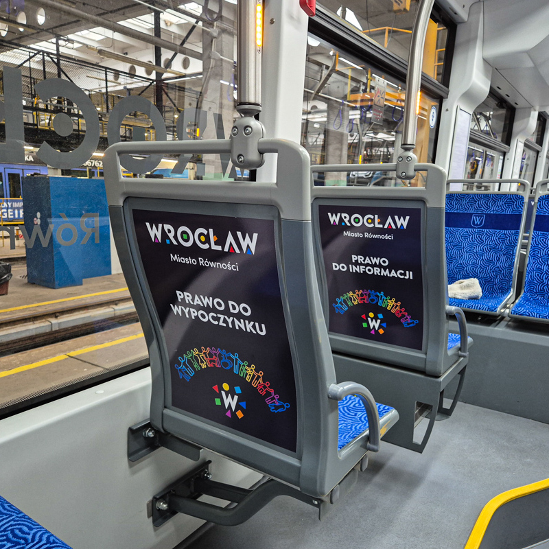 Reklama na krzesełkach tramwajowych Wrocław