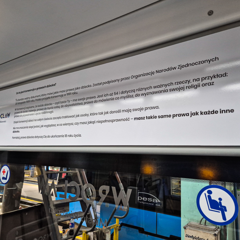Tablice informacyjne w tramwajach