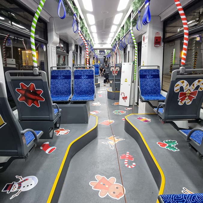 Tramwaj Świąteczny Wrocław wyklejanie wnętrza pojazdu